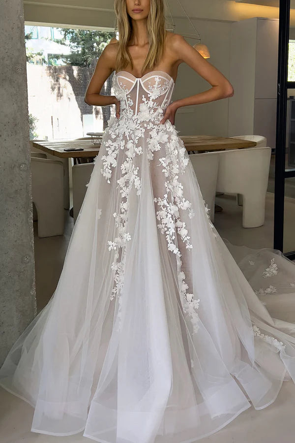 Abito da sposa bohémien con scollo a cuore e applicazioni in pizzo